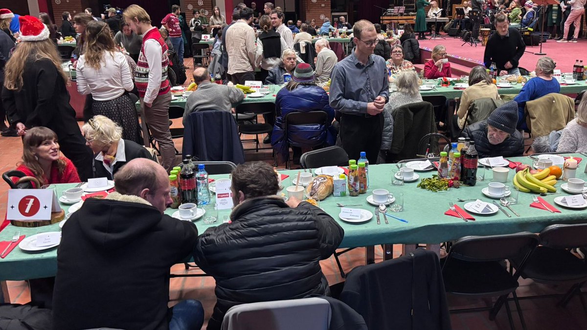 PlusWarszawa's tweet photo. 🎅 Ok. 450 osób bierze udział w świątecznym obiedzie w @PWP_Warszawa na Ursynowie, który przygotowała Wspólnota Sant'Egidio. Gośćmi specjalnymi są marszałek Sejmu @szymon_holownia i metropolita warszawski abp Adrian #Galbas @ArchWarszawska @EpiskopatNews https://t.co/y3Kijd1rOu