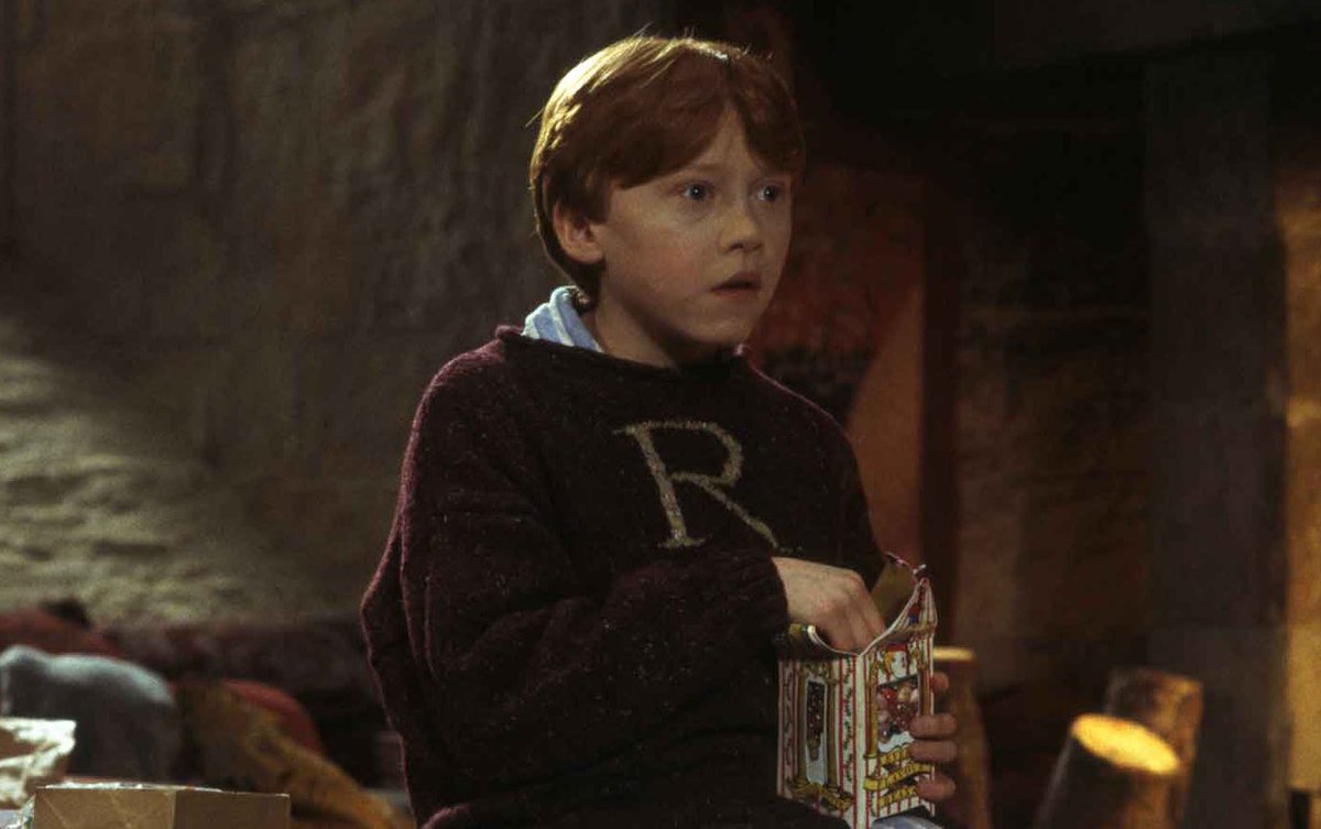 EiProfeta's tweet photo. Ron Weasley decidió quedarse un día como hoy en Hogwarts para acompañar a Harry en su primera Navidad. También escribió a su madre una carta para que Harry recibiese un regalo por primera vez. https://t.co/jzuaxnJPn7