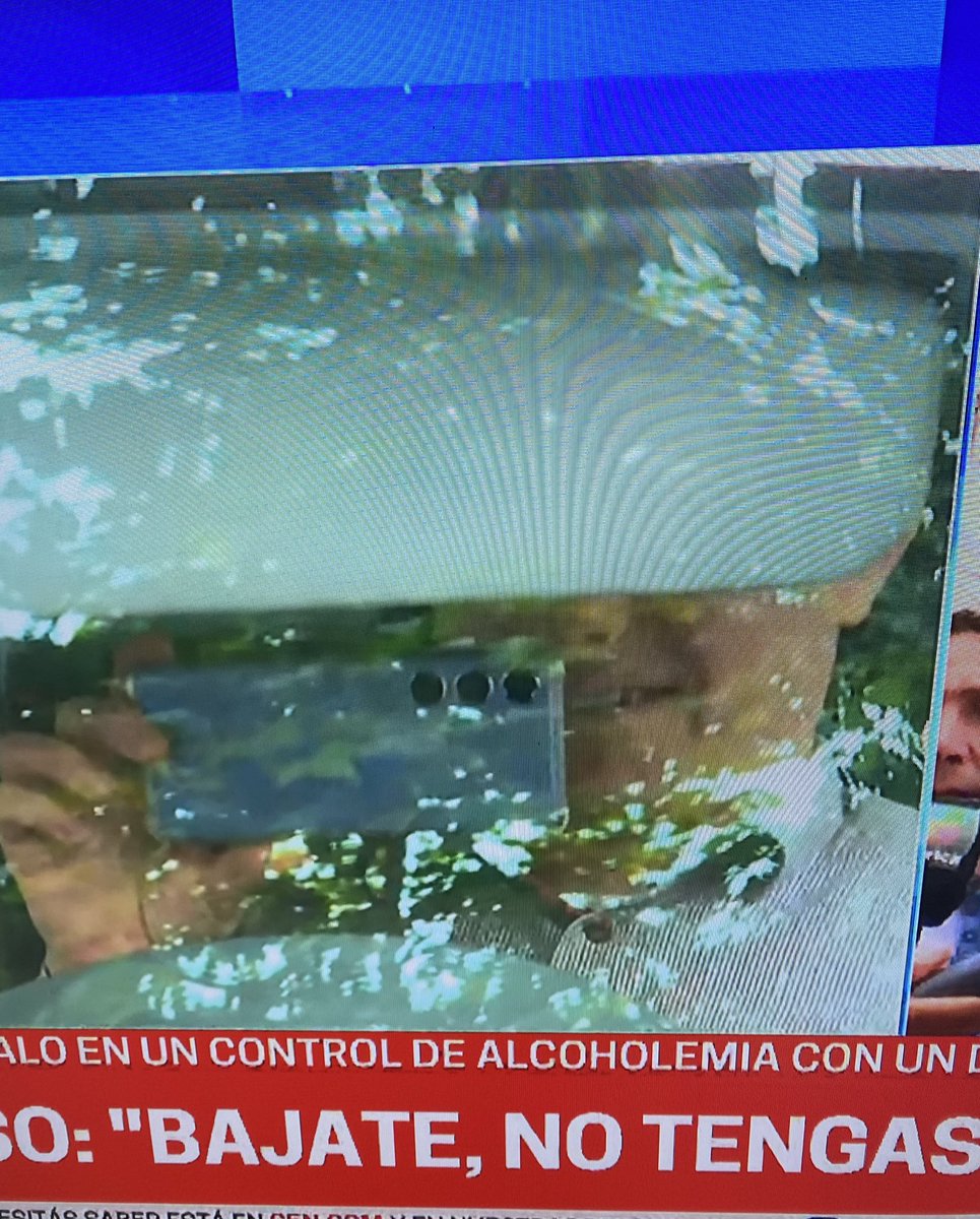 fabipa90's tweet photo. Hay un diplomatico ruso que se niega a hacerse el control de alcoholemia mientras se ríe adentro del auto. Apareció justo un runner ruso con la camiseta de NUEVA CHICAGO para hablarle. Argentina te divierte hasta en navidad https://t.co/CzODsRCFEu