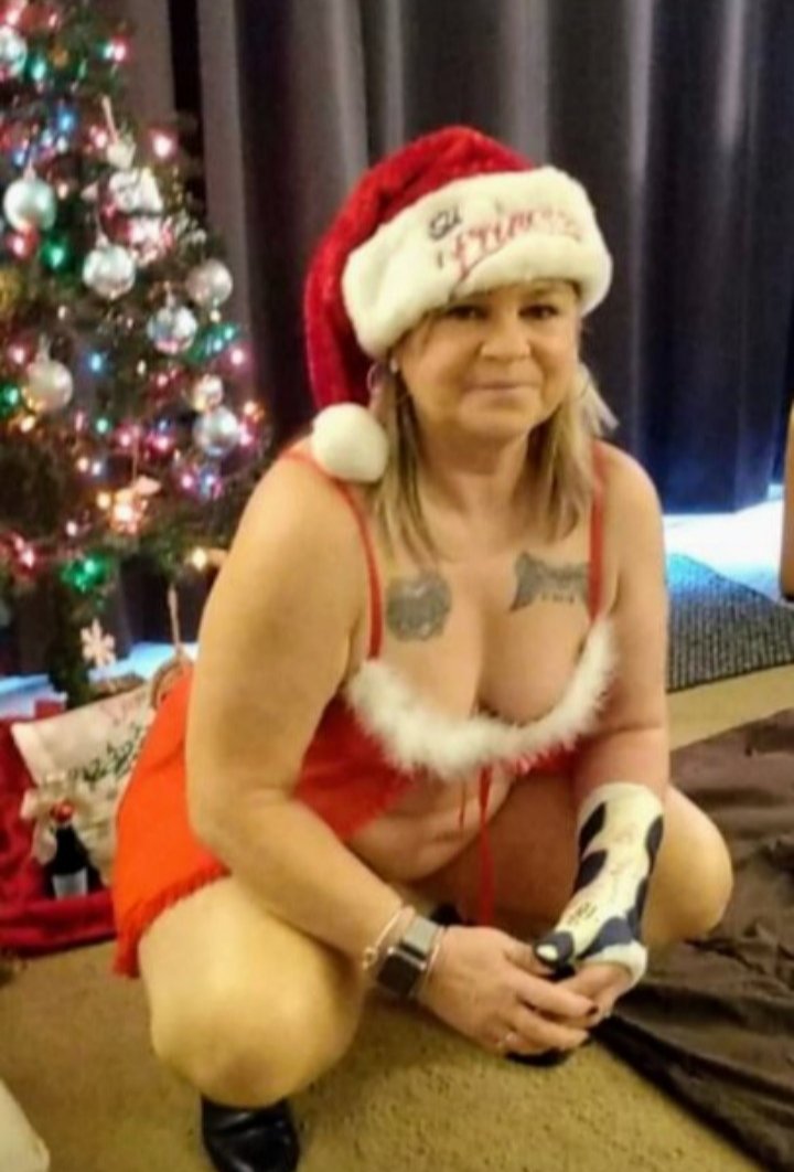 Merry Christmas everyone I sure hope you all find what you truly wanted under your Tree this year 💋💋💋