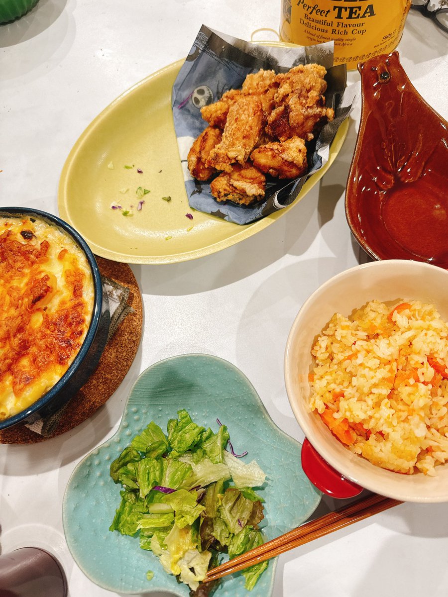 mikanMILKshake's tweet photo. 今年は珍しくXmas休みだった🎄旦那様が常夜勤→日勤に変わったから夕飯頑張ってみたけ��、グラタンを久々に作ったらホワイトソースがだいぶゆるかった😆唐揚げはちょいザクッ＋カラッと揚がって美味しかった!!ご飯は炊飯器炊き込み人参ピラフ。相変わらず盛り付け下手だわ😭 https://t.co/ppPzYpwHKK