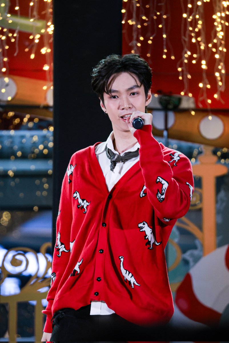 ProudTopreSAINT's tweet photo. Merry Christmas 🎄❤️
#EsplanadeRatchadaxTORYODDENTERTAINMENT
#presaint #presentofps
#ssaintntp #ของขวัญของพซ #TheWorldsGreatCelebration2025
#TORYODDEntertainment
#ต่อยอดแก๊งค์
#EsplanadeRatchada https://t.co/35p3YXRQ8q