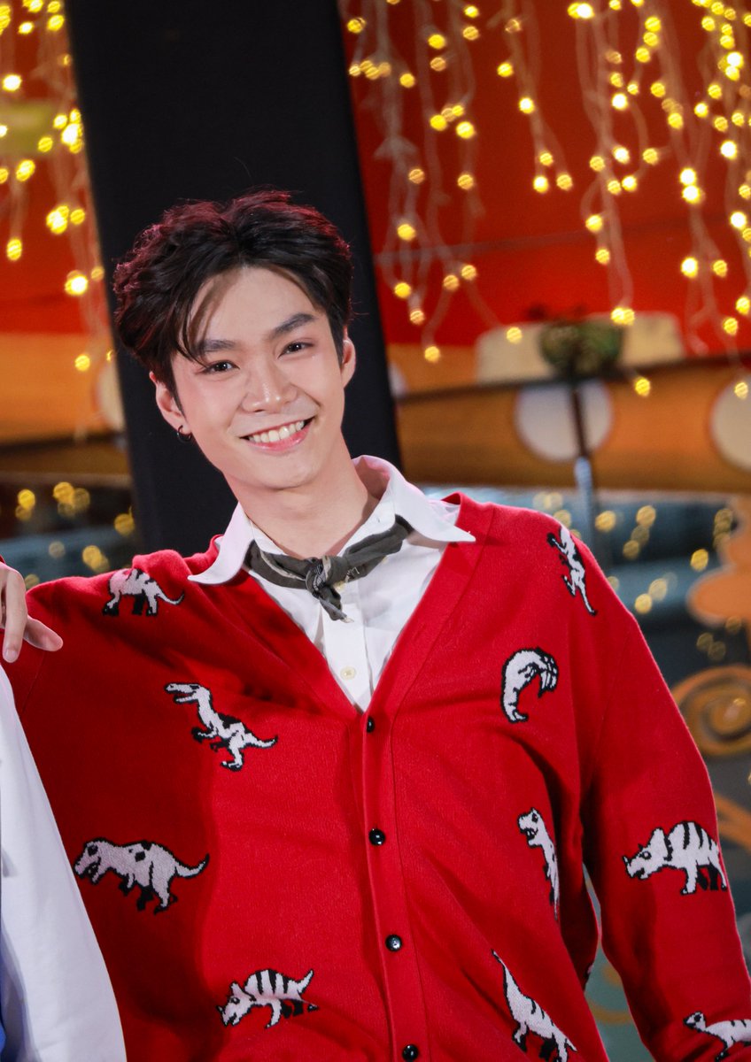 ProudTopreSAINT's tweet photo. Merry Christmas 🎄❤️
#EsplanadeRatchadaxTORYODDENTERTAINMENT
#presaint #presentofps
#ssaintntp #ของขวัญของพซ #TheWorldsGreatCelebration2025
#TORYODDEntertainment
#ต่อยอดแก๊งค์
#EsplanadeRatchada https://t.co/35p3YXRQ8q
