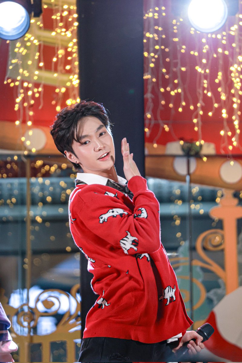 ProudTopreSAINT's tweet photo. Merry Christmas 🎄❤️
#EsplanadeRatchadaxTORYODDENTERTAINMENT
#presaint #presentofps
#ssaintntp #ของขวัญของพซ #TheWorldsGreatCelebration2025
#TORYODDEntertainment
#ต่อยอดแก๊งค์
#EsplanadeRatchada https://t.co/35p3YXRQ8q