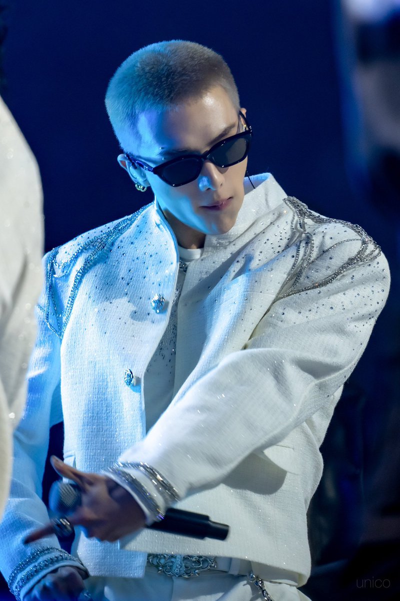 SEUNGlNNIE's tweet photo. he’s so cool https://t.co/9I8Wng1qGJ