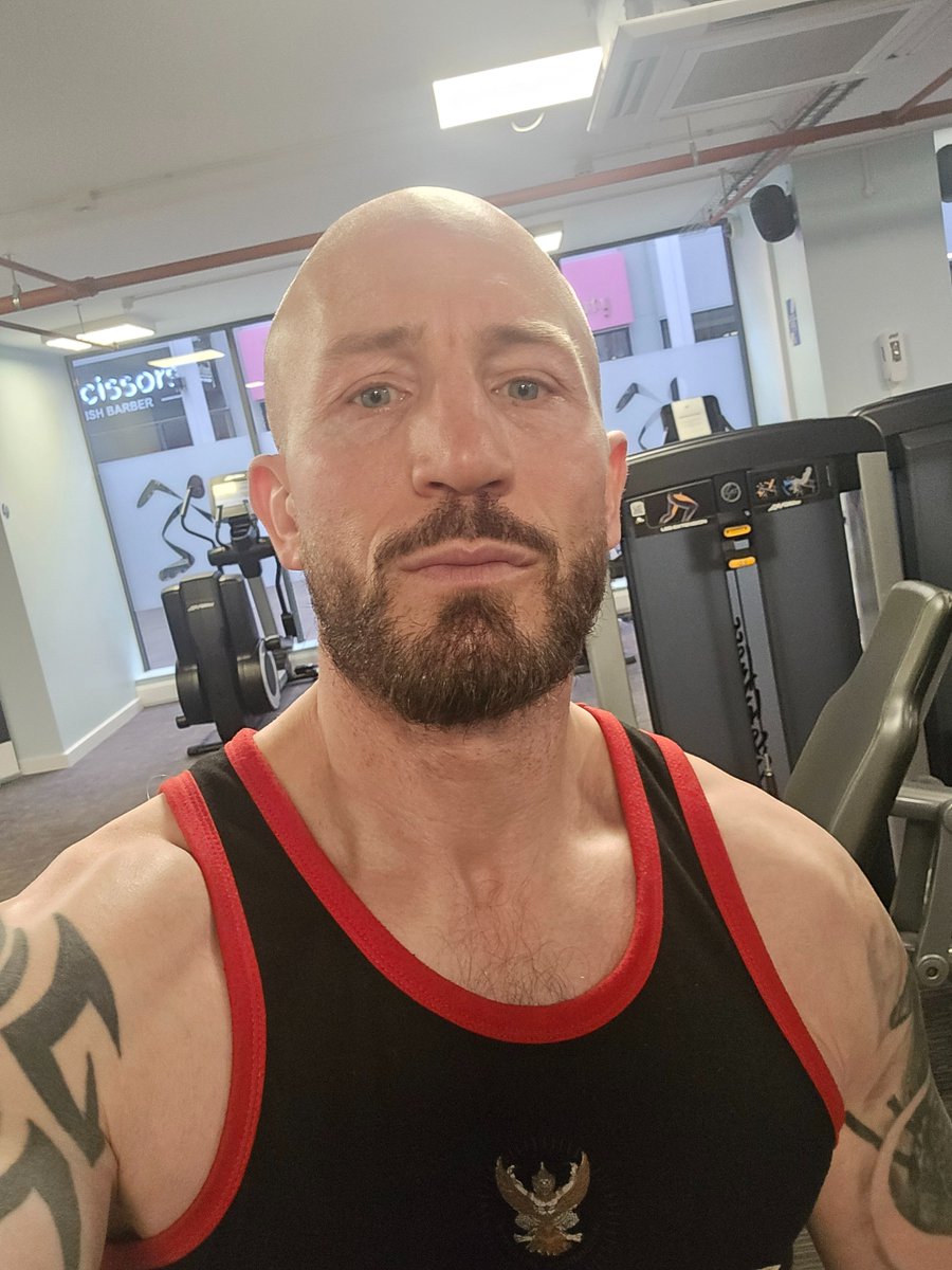 JohnPTrainer's tweet photo. Getting that Christmas day workout in.. belly is gunna be nice and ready for Xmas dinner.... 
Merry Christmas 🎅 #gym #chri https://t.co/TyY1QyNZN4