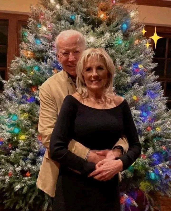 Merry Christmas! 🎄

One of my favorite pictures of the Biden’s. 

Drop a 💙 and Repost if you love it too!