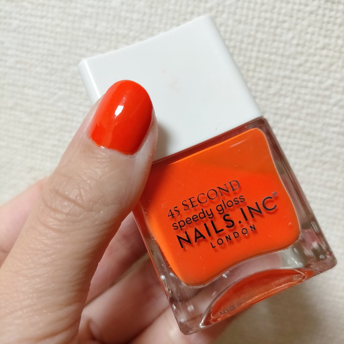 hachi_nail's tweet photo. 仕事納めは #ネイルズインク 様で！
あれマニキュア塗るの上手くなった？と錯覚するくらい塗りやすくて仕上がり綺麗
流石のインク様、一生買い続けます

ピカデリー プリーズは鮮やかなキャロットオレンジ
ゴールドの大きめラメと合わせたら何だかお祭り騒ぎな仕上がりに

これで年末年始乗り切るぞ〜 https://t.co/eJuOCOV3Rw