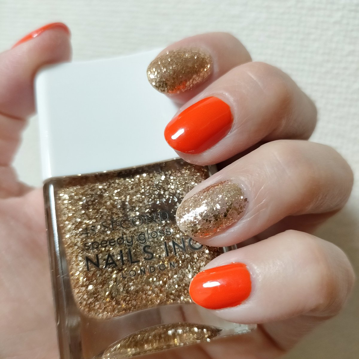 hachi_nail's tweet photo. 仕事納めは #ネイルズインク 様で！
あれマニキュア塗るの上手くなった？と錯覚するくらい塗りやすくて仕上がり綺麗
流石のインク様、一生買い続けます

ピカデリー プリーズは鮮やかなキャロットオレンジ
ゴールドの大きめラメと合わせたら何だかお祭り騒ぎな仕上がりに

これで年末年始乗り切るぞ〜 https://t.co/eJuOCOV3Rw