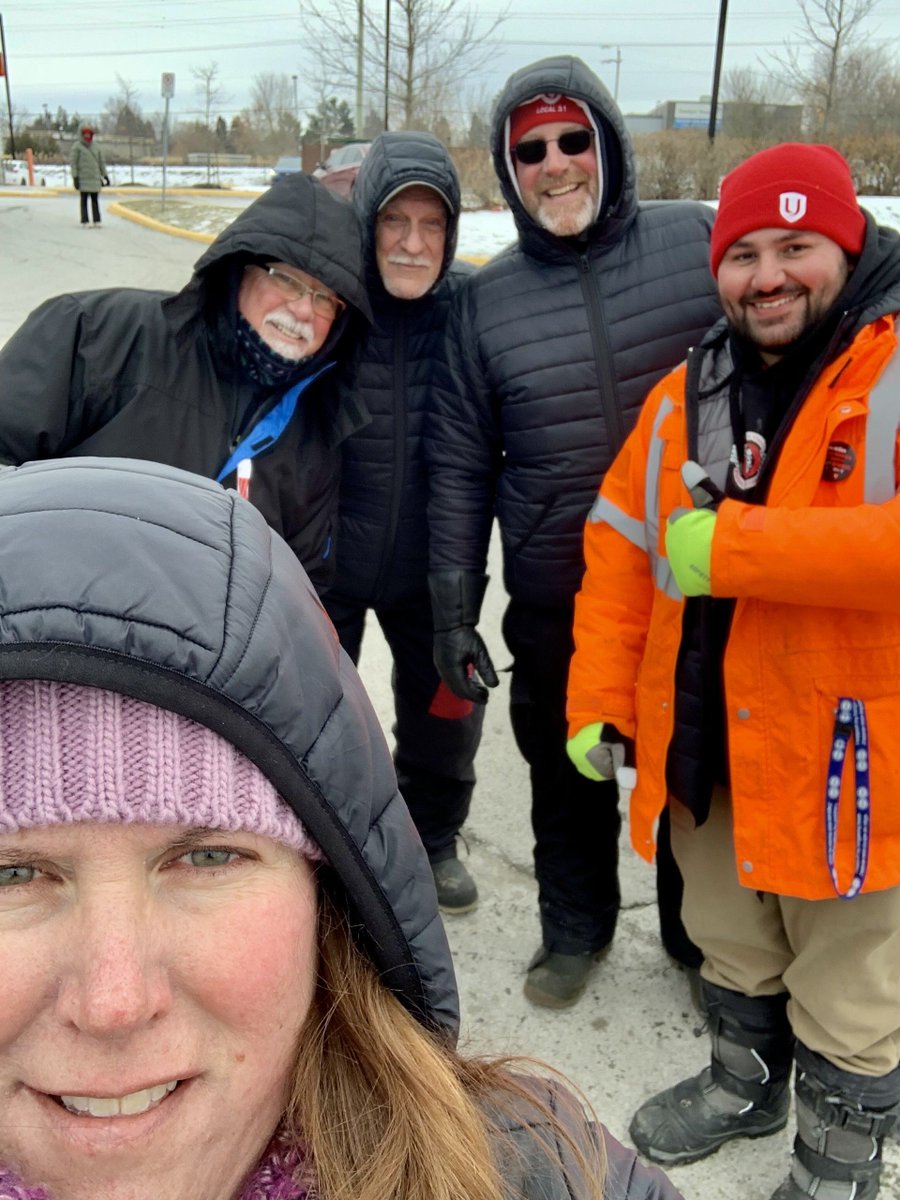 Best Theratronics workers continue to show solidarity on the picket line during the holidays after nearly eight months on strike. Unifor thanks all the locals, other unions, the community and families for supporting our members! 

#canlab