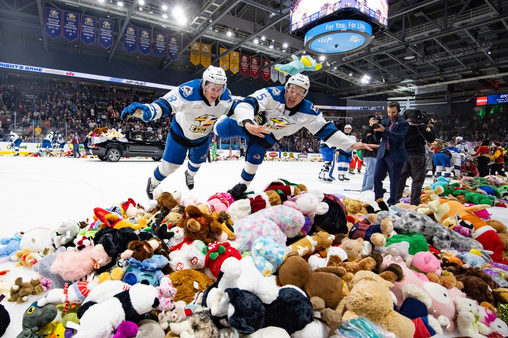 TheAHL's tweet photo. Christmas morning: 😆🎁 https://t.co/NjLfFwRIu0
