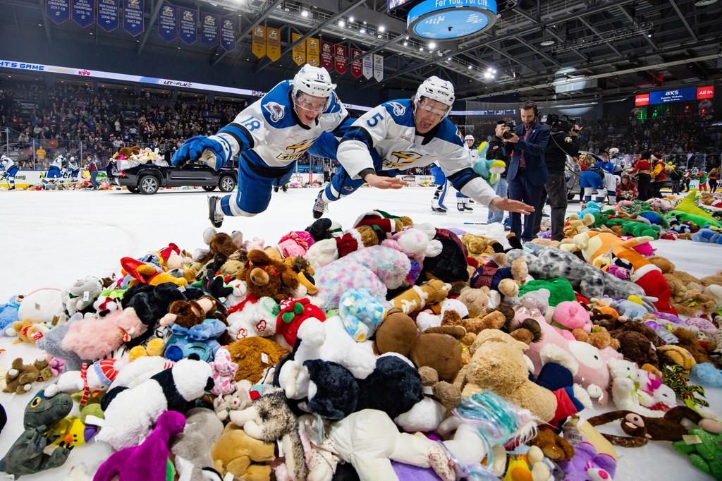TheAHL's tweet photo. Christmas morning: 😆🎁 https://t.co/NjLfFwRIu0