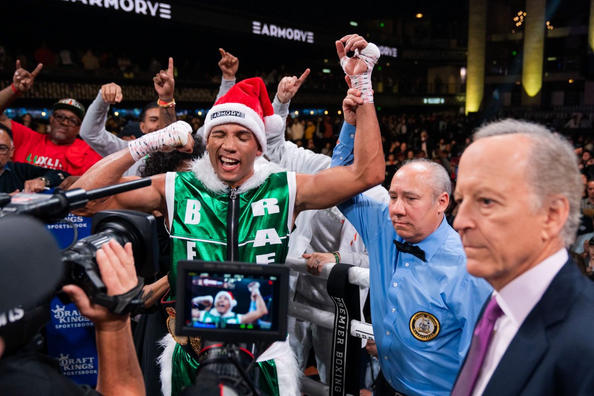premierboxing's tweet photo. Merry Christmas from @OsvaryJ and all of us here at PBC! 🎅🎄🥊 https://t.co/f0h0bqJAXz