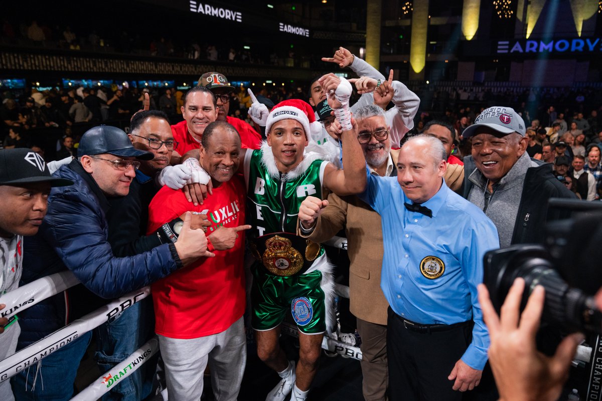 premierboxing's tweet photo. Merry Christmas from @OsvaryJ and all of us here at PBC! 🎅🎄🥊 https://t.co/f0h0bqJAXz