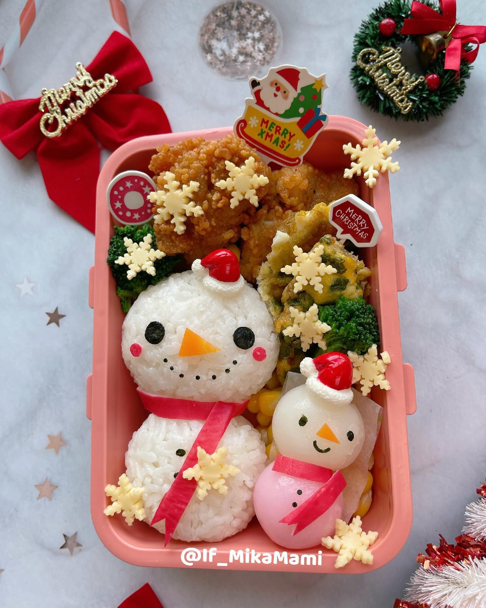 Bentoandco's tweet photo. We hope everyone had a lovely Christmas! There may not be any snow in Kyoto quite yet, but we're feeling the festive spirit with this adorable snowman onigiri bento from @if_mikamami.

#bento #obentogram #festivefood #happyholidays https://t.co/1Pcz9bBJYF