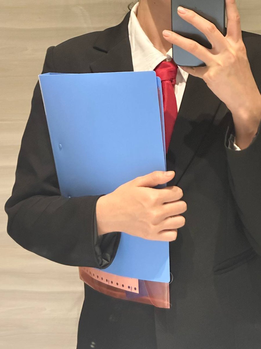 哎呦，这个文件夹要挡不住乳头了…

一会儿万一同事发现了不会想掐我的乳头一下吧… https://t.co/5DMayjUMeQ