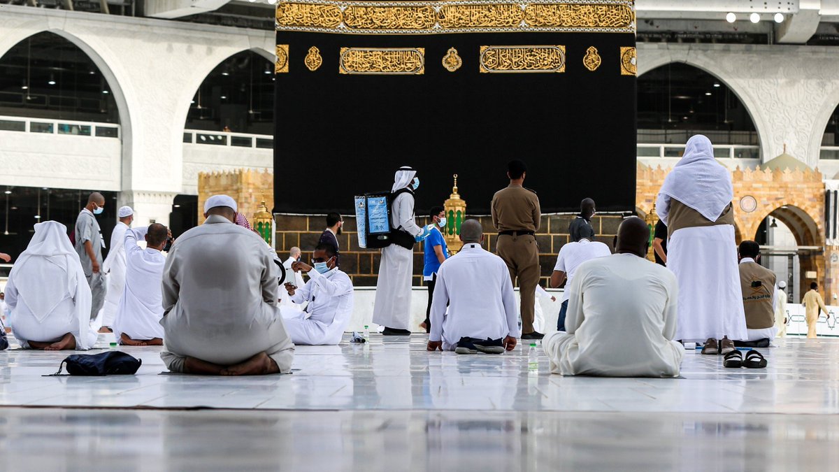 LifeSaudiArabia's tweet photo. 5 prayers in 🕋 Makkah are equivalent to 274 years. One day in Makkah may change your balance on the Day of Judgment ❤️. https://t.co/KO2chnEOAw