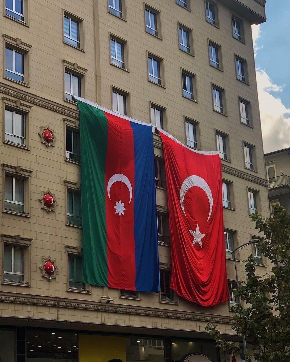 Azerbaycan hava yollarına ait uçak ,Kazakistan'da düştü.

Geçmiş olsun Azerbaycan.
#Azerbaycan 🇦🇿
#gecmisolsunazerbaycan