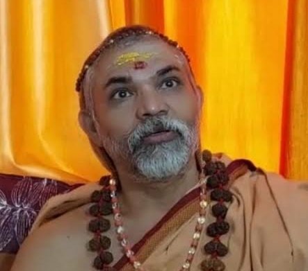 Shankaracharya :- आरक्षण बैसाखी है, कब तक लेते रहेंगे

Priyanka Bharti जी :- चारों पीठ के शंकराचार्य एक ही जाति से क्यों हैं. किस मेरिट एक ही जाति के शंकराचार्य हमेशा बनाए जाते हैं. जब तक जाति भेदभाव, गैरबराबरी रहेगी और सब में संसाधनों का समान बंटवारा नही होगा तब तक आरक्षण इस देश