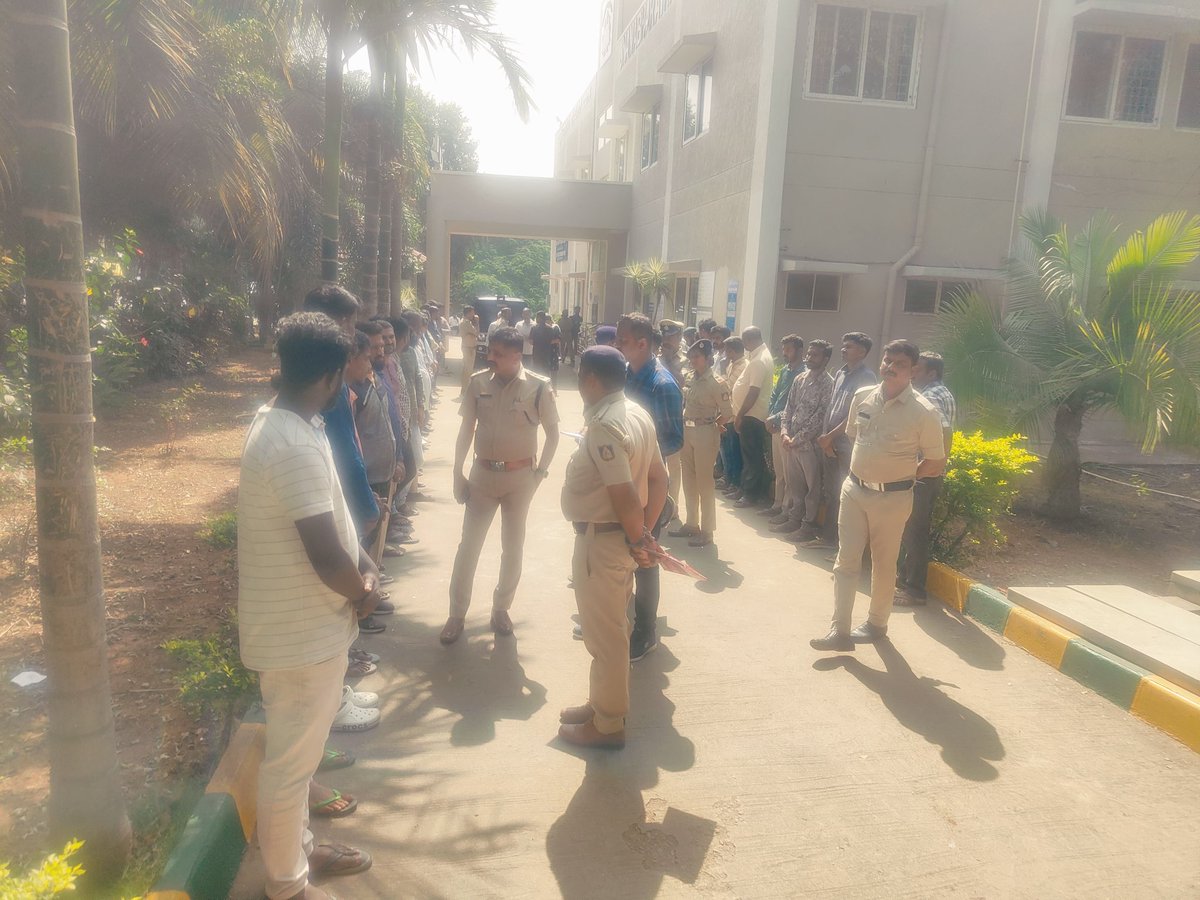 Jnanabharathi Police Station/ಜ್ಞಾನಭಾರತಿ ಪಿ ಎಸ್ (@jbharathips1) on Twitter photo ಹೊಸ ವರ್ಷದ ಆಚರಣೆಯ ಸಲುವಾಗಿ ಈ ದಿನ ಜ್ಞಾನಭಾರತಿ ಪೊಲೀಸ್ ಠಾಣಾ ಸರಹದ್ದಿನಲ್ಲಿರುವ ರೌಡಿ ಆಸಾಮಿಗಳಿಗೆ ಠಾಣೆಗೆ ಕರೆಸಿ ರೌಡಿ ಪರೇಡ್ ಮಾಡಿ ಹೊಸ ವರ್ಷದ ಆಚರಣೆಯ ಸಂದರ್ಭದಲ್ಲಿ ಯಾವುದೇ ಅಹಿತಕರ ಘಟನೆಗಳಲ್ಲಿ ಭಾಗಿಯಾಗಬೇಡಿ ಮತ್ತು ಹೊಸ ವರ್ಷದ ಆಚರಣೆಯ ಸೂಚನೆಗಳನ್ನು ನೀಡಿ ತಿಳುವಳಿಕೆ ಹೇಳಲಾಯಿತು
<a href="/BlrCityPolice/">ಬೆಂಗಳೂರು ನಗರ ಪೊಲೀಸ್ BengaluruCityPolice</a> <a href="/DCPWestBCP/">DCP West Bengaluru City</a> <a href="/AcpKengeri/">ACP Kengeri Sub Division | ಎಸಿಪಿ ಕೆಂಗೇರಿ ಉಪ-ವಿಭಾಗ</a> ಹೊಸ ವರ್ಷದ ಆಚರಣೆಯ ಸಲುವಾಗಿ ಈ ದಿನ ಜ್ಞಾನಭಾರತಿ ಪೊಲೀಸ್ ಠಾಣಾ ಸರಹದ್ದಿನಲ್ಲಿರುವ ರೌಡಿ ಆಸಾಮಿಗಳಿಗೆ ಠಾಣೆಗೆ ಕರೆಸಿ ರೌಡಿ ಪರೇಡ್ ಮಾಡಿ ಹೊಸ ವರ್ಷದ ಆಚರಣೆಯ ಸಂದರ್ಭದಲ್ಲಿ ಯಾವುದೇ ಅಹಿತಕರ ಘಟನೆಗಳಲ್ಲಿ ಭಾಗಿಯಾಗಬೇಡಿ ಮತ್ತು ಹೊಸ ವರ್ಷದ ಆಚರಣೆಯ ಸೂಚನೆಗಳನ್ನು ನೀಡಿ ತಿಳುವಳಿಕೆ ಹೇಳಲಾಯಿತು
<a href="/BlrCityPolice/">ಬೆಂಗಳೂರು ನಗರ ಪೊಲೀಸ್ BengaluruCityPolice</a> <a href="/DCPWestBCP/">DCP West Bengaluru City</a> <a href="/AcpKengeri/">ACP Kengeri Sub Division | ಎಸಿಪಿ ಕೆಂಗೇರಿ ಉಪ-ವಿಭಾಗ</a>