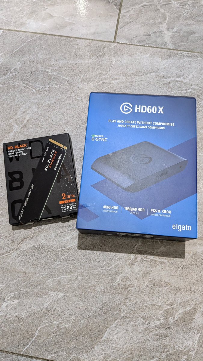 Darcran's tweet photo. Cadeaux de Noël qui vont servir pour la chaîne ! 🎄
Plus de place pour le pc et je vais enfin pouvoir streamer de la console 😁
#noel #noel2024 #elgato #wd #westerndigital #streamer #Streaming #twitch #TwitchStreamers https://t.co/fPR80bLoHy