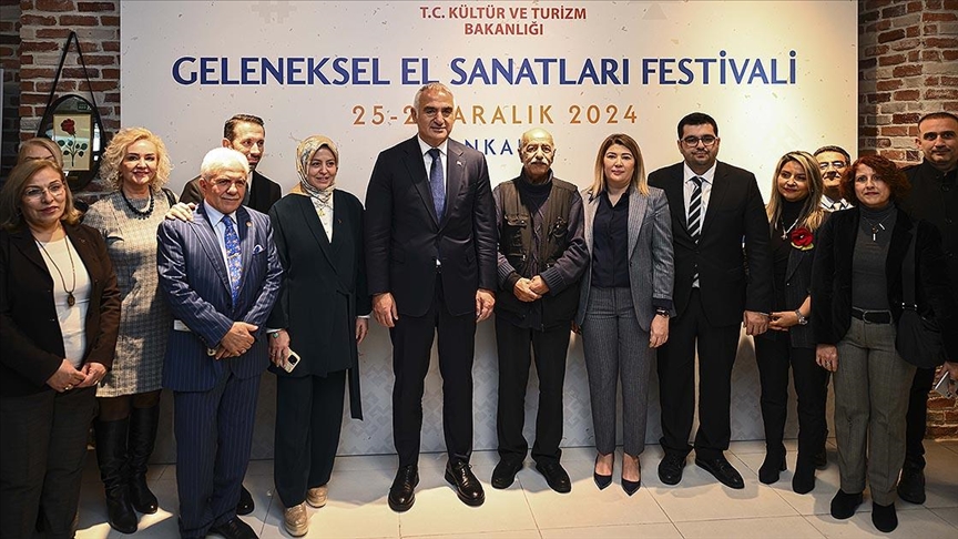 Bakan Ersoy: Önemli olan geleneksel el sanatlarını yaşatıp, gelecek nesillere aktarabilmek v.aa.com.tr/3434165