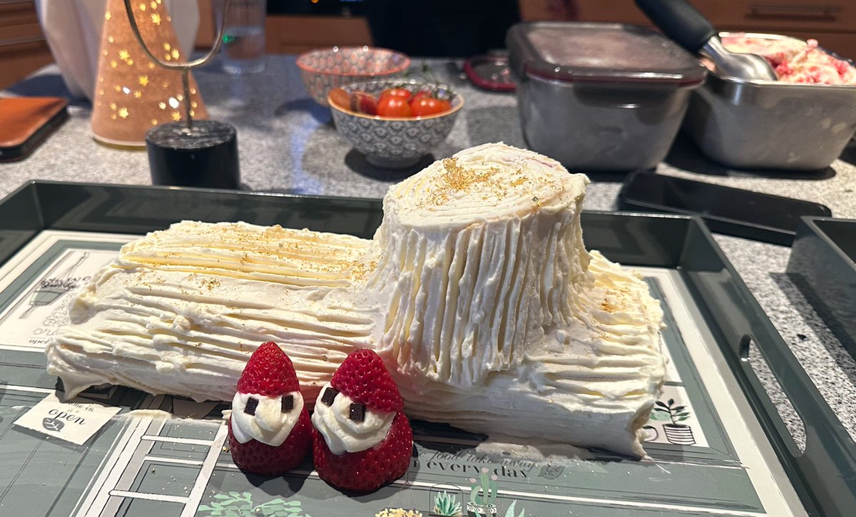 今年はブッシュドノエル2種類。
チョコ版とショートケーキ版

白い方は中身が苺、ホワイトチョコのクリームで、外側がマスカルポーネ混ぜた生クリーム。金沢の金箔のせ

茶色はチョコスポンジにチョコクリームで、食べられるカラースプレー

フランボワーズとヨーグルトのマーブルアイスも作った！