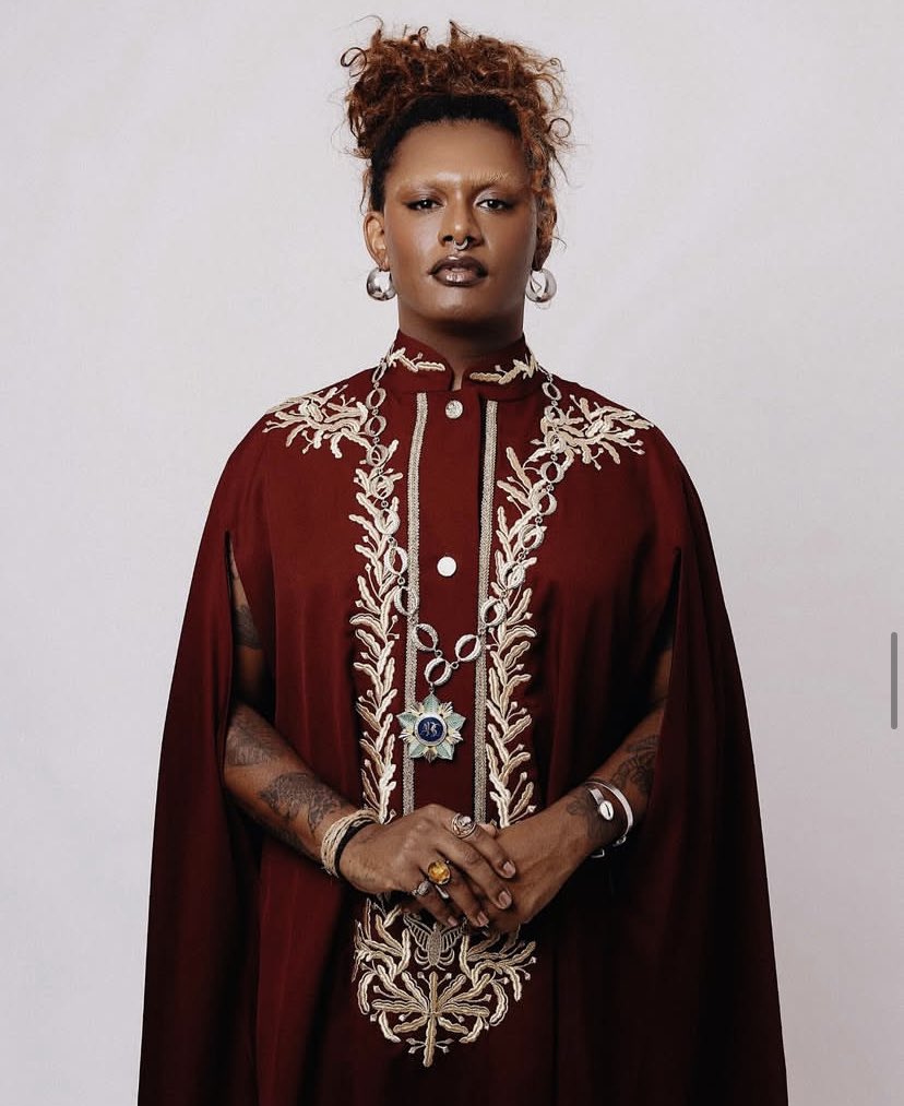 Tdetravesti's tweet image. Liniker de Barros Ferreira Campos, brasileira, cantora, compositora, atriz, artista visual, empresária, produtora musical, 28 anos. 

IMORTAL pela Academia Brasileira de Cultura.