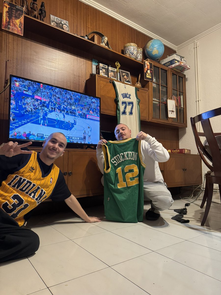 BroadcastleL's tweet photo. #SantaNBA @MovistarNBA  Feliz navidad a la familia de Movistar NBA https://t.co/Ay0QS5Nlfo