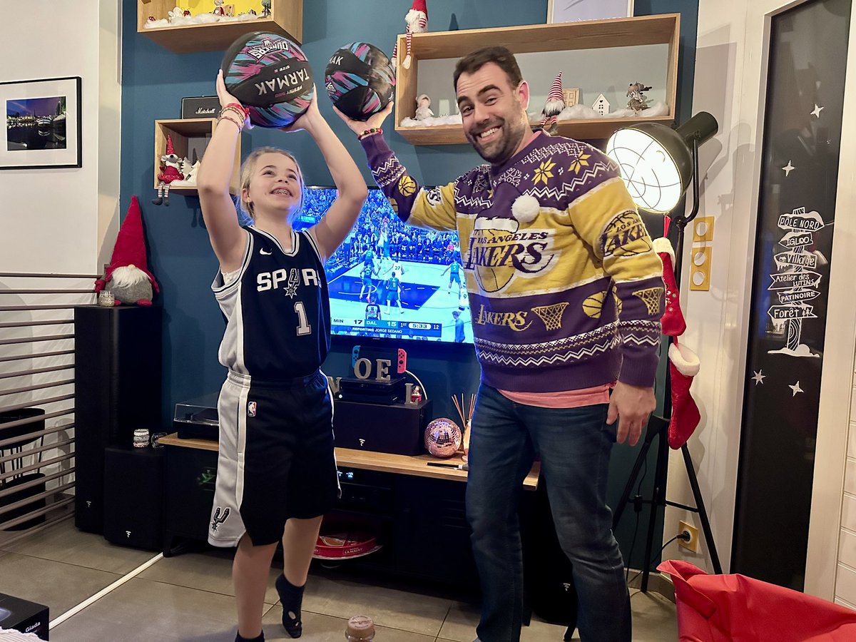 g_chanson's tweet photo. On poursuit le marathon de Noël !
Il est beau le maillot d’Edwards 😜
#NBAEXTRA #NBAXmas https://t.co/oOFGtBNDdC