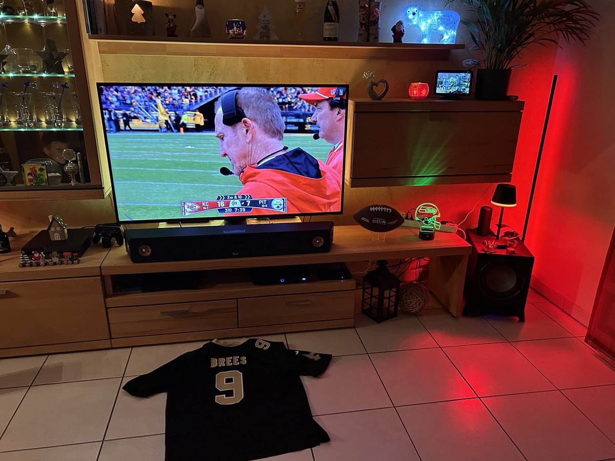 stpawelczyk's tweet photo. #NFLonNetflix Merry Christmas from Germany 🇩🇪 https://t.co/OUn9hQ3khX
