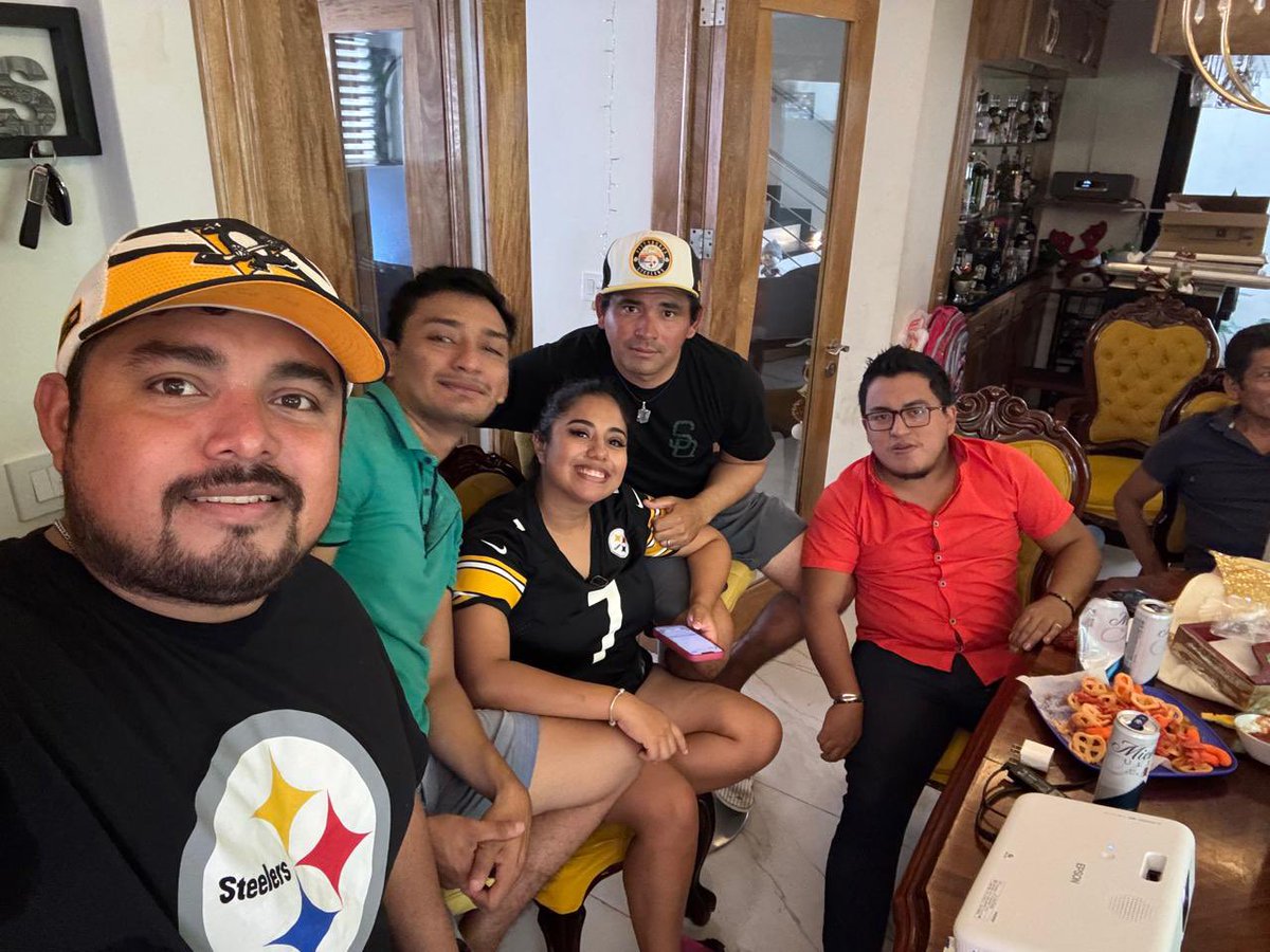 anacp1095's tweet photo. @netflix all I want for Christmas is Steelers’s win 🎄💕🙏🏽 greetings from Tabasco, Mexico 🇲🇽 https://t.co/h21ots3K2e