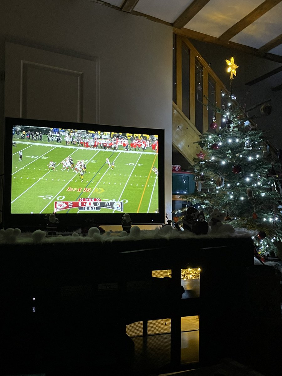 BeeRocks4's tweet photo. #NFLonNetflix What a wonderful way to end a Christmas day ! Thanks to @netflix, @drewbrees and @NFL Merry Christmas from Vauxrenard, FRANCE. 😘 Go Chiefs !! https://t.co/P6BE8r7yxP