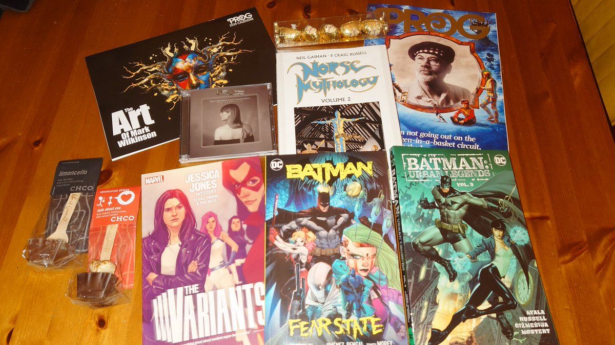 amelsvoort_theo's tweet image. Very happy with all the nice presents from Santa!
Comics, chocolate a magazine and a very good album!
😊😊😊