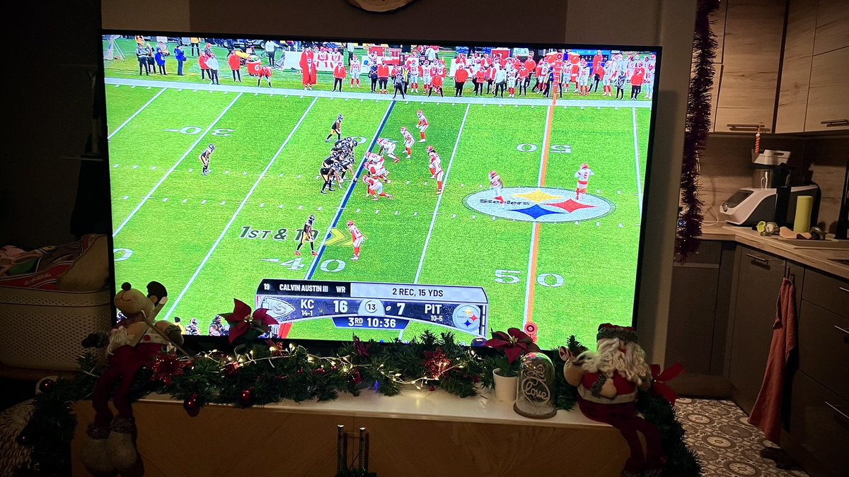svenasmus's tweet photo. #kcvspit #NFLonNetflix #netflix #gochiefs #nfldeutschland Danke NETFLIX 🎄😂 #nflisfamily Greetz from Germany https://t.co/DHTd8HHYYd