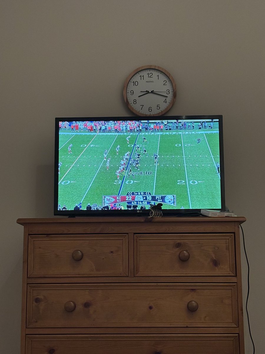 Desi_Taylor_'s tweet photo. Just a KC native, living in Scotland and getting to watch my first game of the season thanks to #NFLonNetflix #ChiefsKingdom let’s goooooooo https://t.co/DRaLeV2cXc