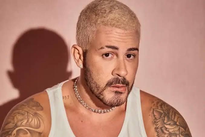 Tome processo! Espero que pague uma indenização para aprender que transfobia é crime. Carlinhos Maia é denunciado ao Ministério Público por transfobia contra Liniker