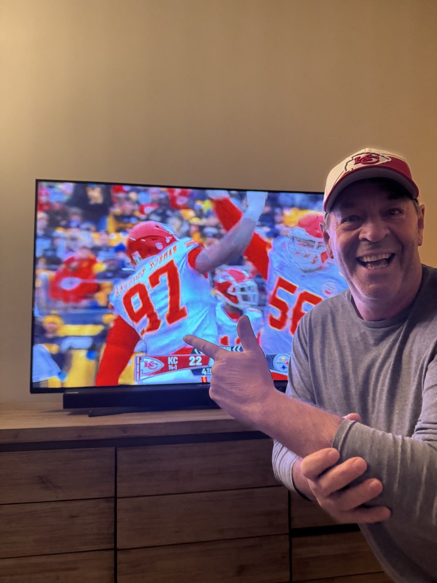 lesswood's tweet photo. #NFLonNetflix #TheNetherlands #ChiefsKingdom   Watching from the Netherlands!!!! Go Kelce❤️❤️ https://t.co/UiQgrTRNcs