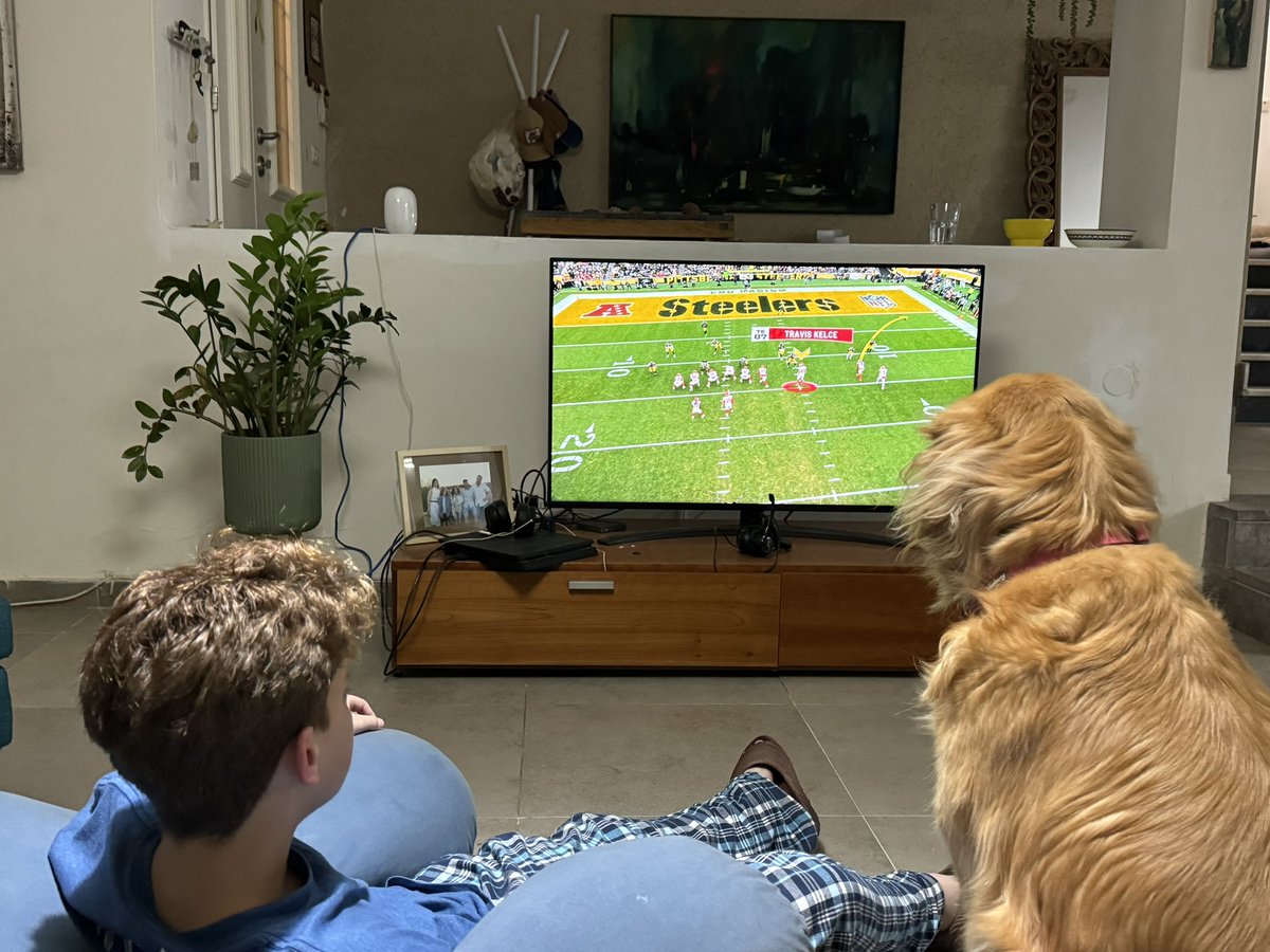 First Day of Chanukah in Israel 🇮🇱and the fam focused on the game #NFLonNetflix #drewbrees