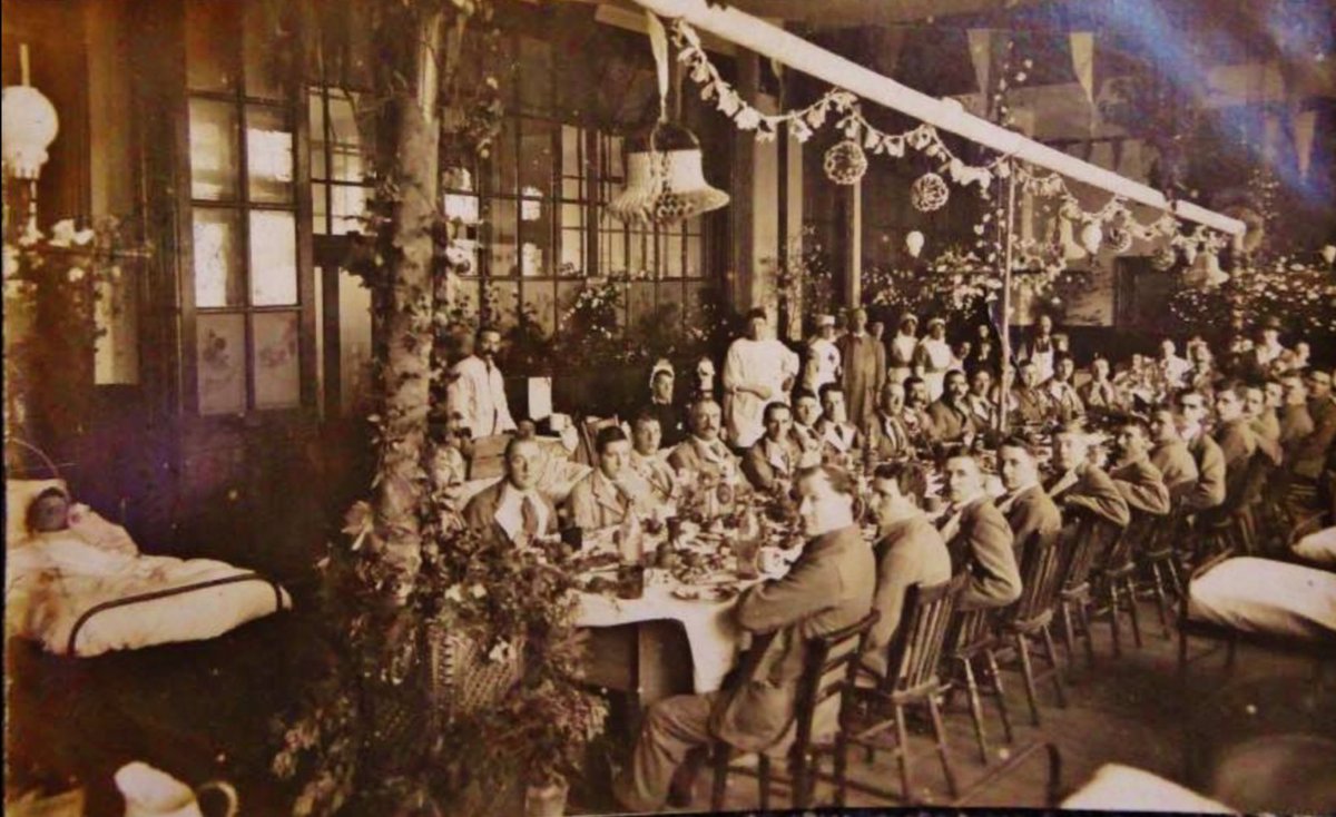 Wishing our followers a Merry Christmas. Best wishes from <a href="/Albany1914/">Albany Hospital 1914</a> #Christmas2024
