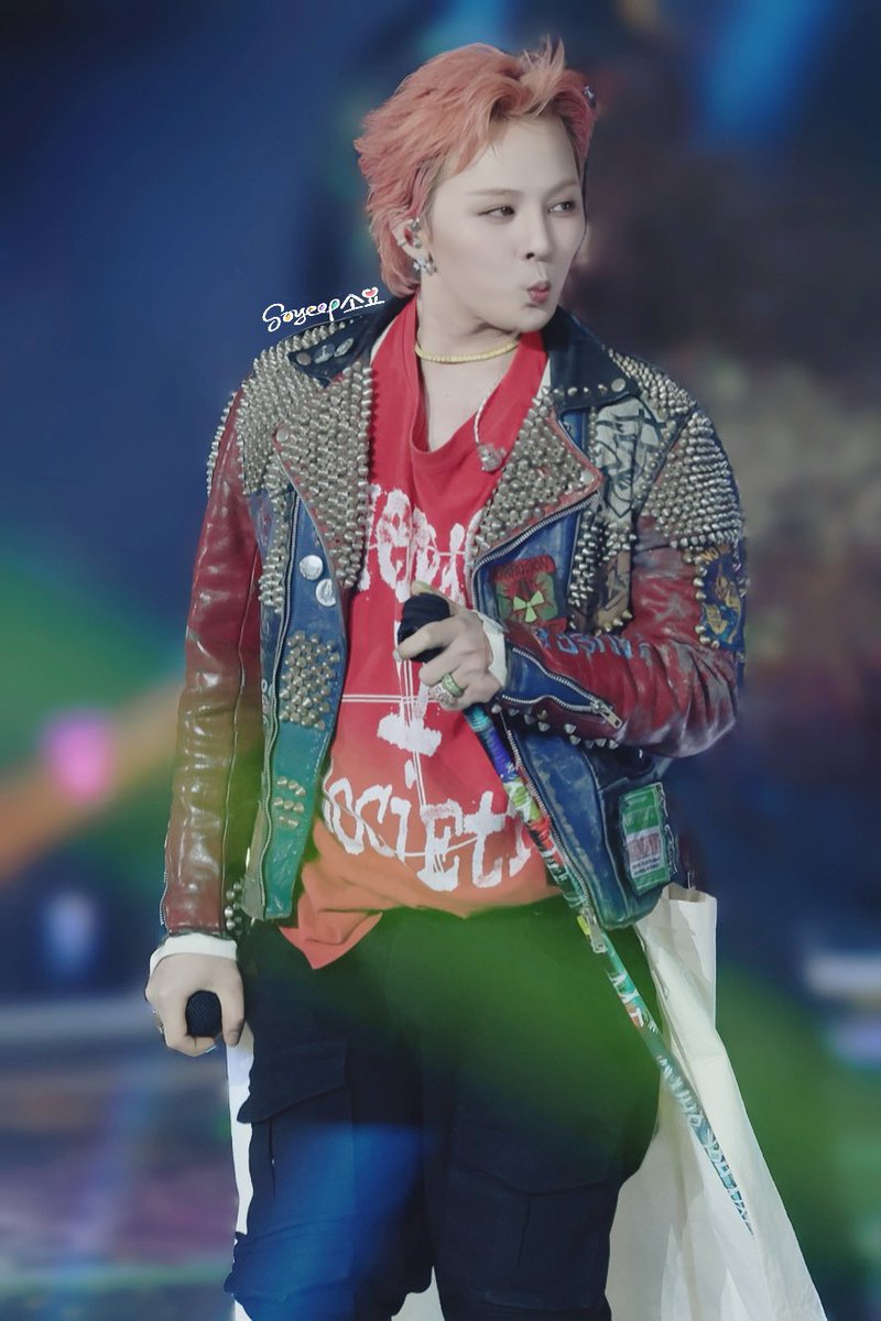 SOYEOP0818's tweet photo. 20241225 SBS가요대전 

메리 크리스마스🎄

@IBGDRGN 

#GDRAGON #GD #KWONJIYONG #지드래곤 #지디 #권지용 #权志龙 https://t.co/rEhi0LqJ29
