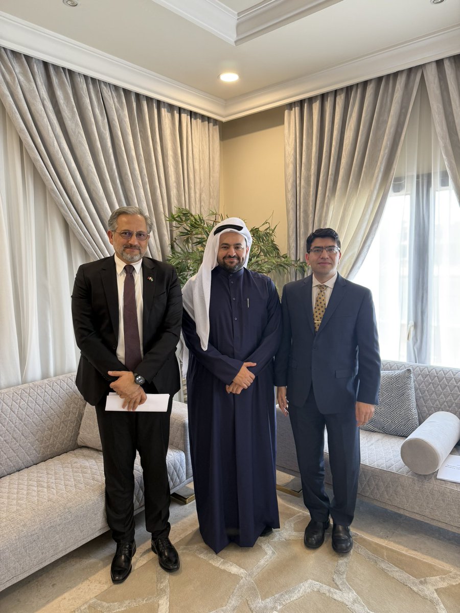 tarekktelehmd's tweet photo. الطريق إلى دمشق، كان لي الشرف بلقاء سعادة الدكتور محمد الخليفي، وزير الدولة بوزارة الخارجية في قطر. ناقشنا جهود قطر في إعادة إعمار سوريا ودعمها الإنساني للشعب السوري. لقد قدرت بشدة رؤيته العميقة وفهمه للتحديات الهائلة التي تواجه تقديم المساعدة للشعب السوري، نظرًا لأكثر من 50 عامًا من ال��دمير الممنهج للمجتمع والبنية التحتية السورية تحت نظام الأسد. 

مع الشكر الجزيل لسعادة الوزير و لدعم قطر دولة و شعبا لأشقائهم السوريين.