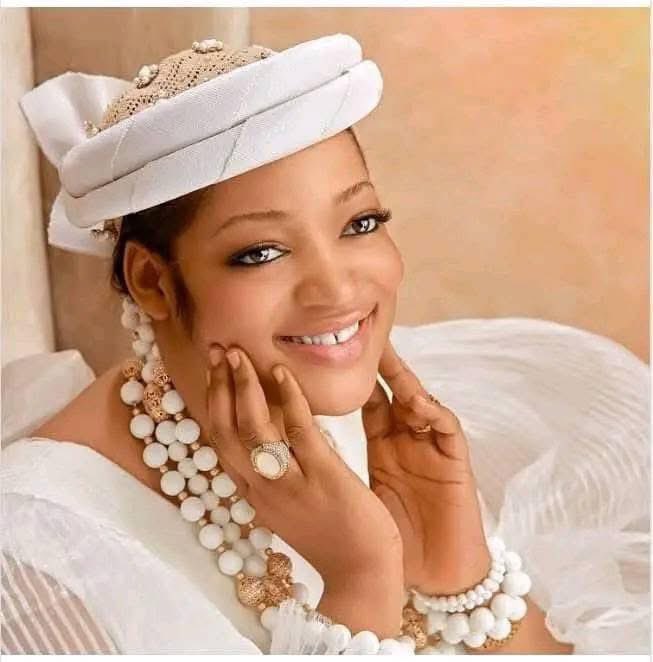 naijaonthego's tweet photo. Princess Naomi fainted as she was led to the ride that would take her back to Agodi Prison,So, she was rushed to the hospital
She refused to eat nor drink since the stampede.
To the families that lost their loved ones⦠May God console them
#SantaWizzy
#planecrash
Bovi https://t.co/YTDEwk23mq