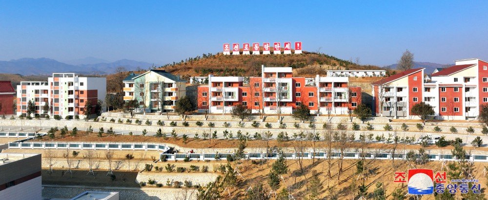Fekerfanta's tweet photo. 🇰🇵🏘️ Corea del Norte termina la construcción de las nuevas viviendas de Kumya.

Las viviendas han sido entregadas gratuitamente al pueblo. https://t.co/klFiNnbq9I