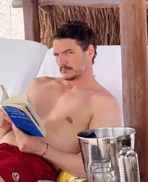 musicnewsfactpl's tweet photo. Pedro Pascal spędził wolny czas przy książce Olgi Tokarczuk https://t.co/ubxhA2BlBB