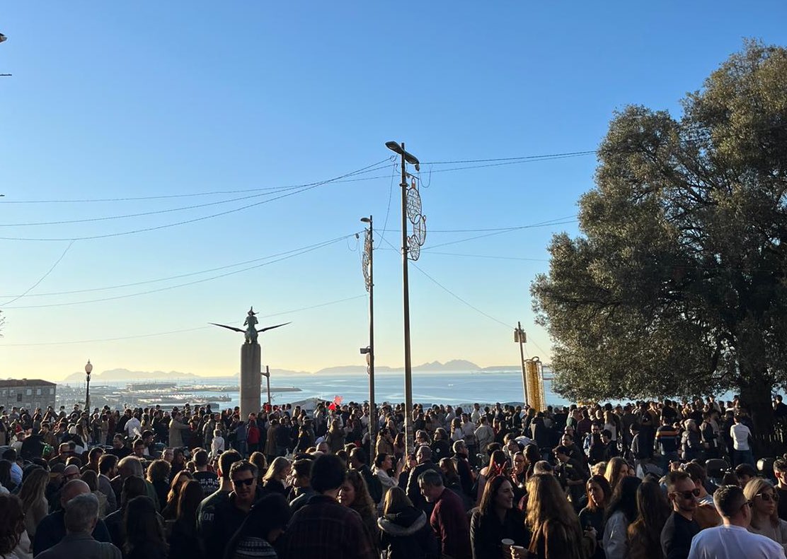AlexCostasVila's tweet photo. O de onte en Vigo foi algo… https://t.co/ywcbAjpaQz