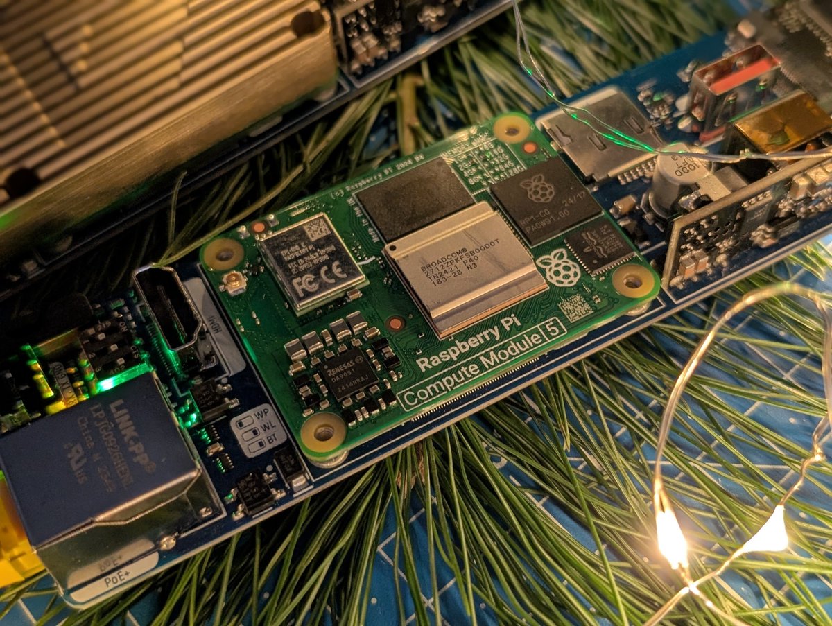 Merocle's tweet image. The Christmas spirit in my workshop
How about yours?

#computeblade #RaspberryPi