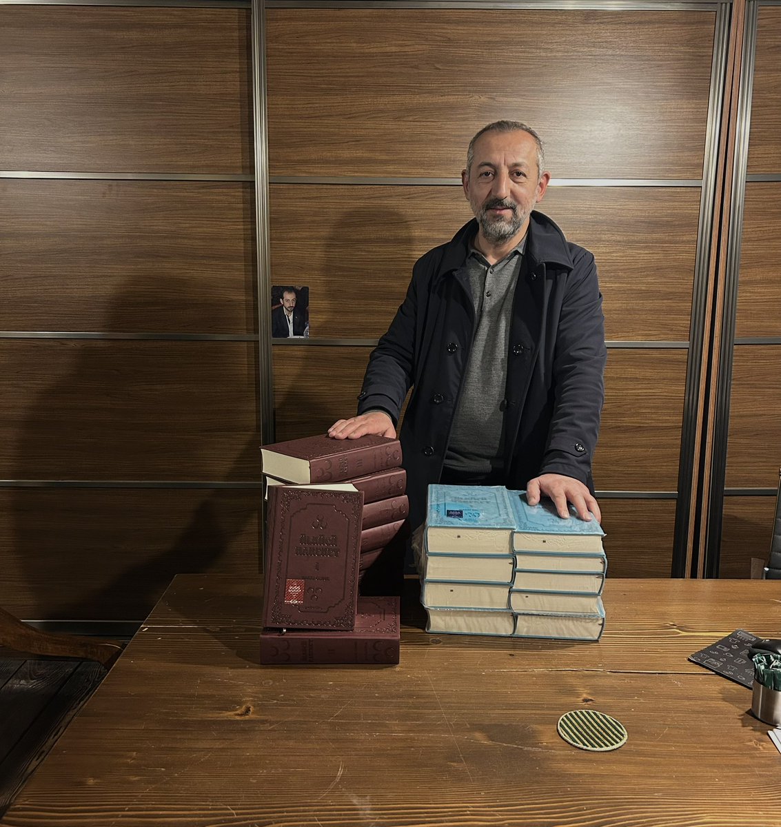 fatihguner53's tweet photo. Araştırmacı Yazar Hakkı Öznur‘un Ülkücü hareketin tarihi isimli dokuz ciltlik eseri elimize ulaştı.. emeğine sağlık başkan..

#hakkıöznur #yüzdeiki #ülkücühareket #ankara https://t.co/2k2wiyVMFl