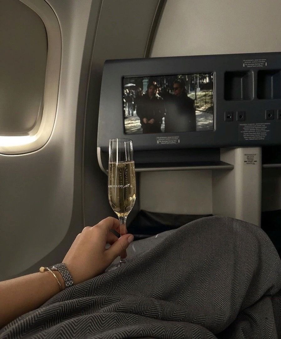 ⠀ 

        ⠀⠀  adllaren.⠀⠀ sns update
                𓄴 12-25-24 ╱ 5 : O5 PM          
      ⠀ " see you in a few hours, london "

        ⠀⠀