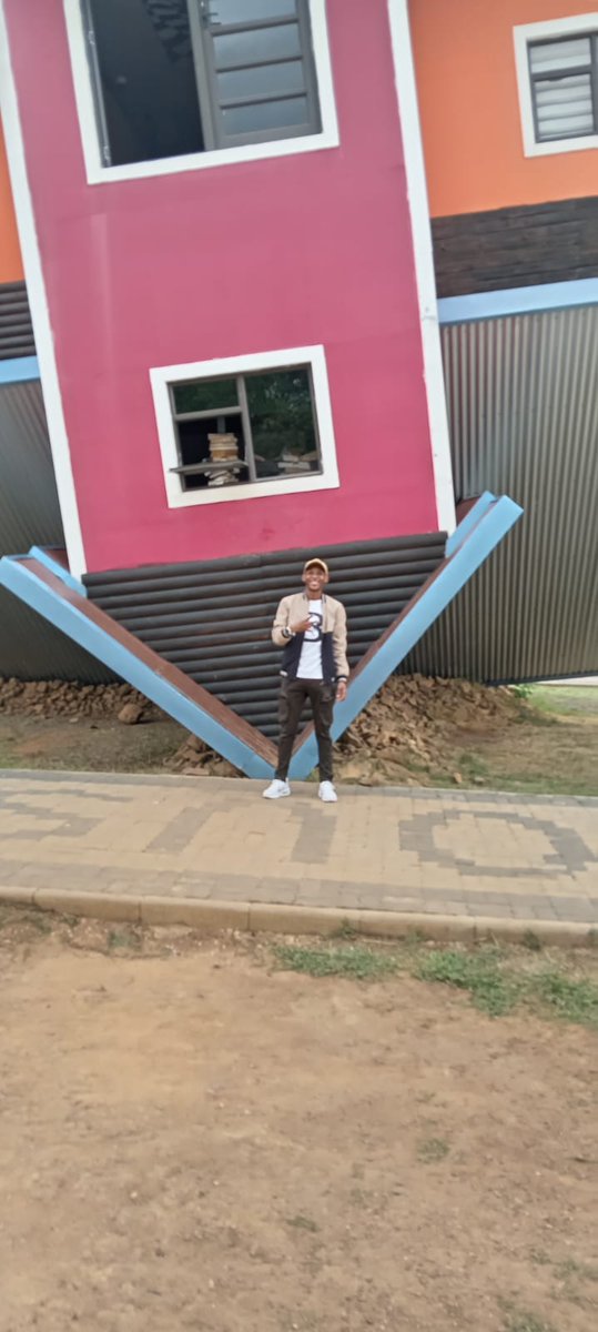 moholoane_t's tweet photo. Now it's time to off-ramp to Upside down House, Hartbeespoort, Brits, South Africa for some exploration vibes on that House... #UpsideDownHouseVibes#@Hartbeespoort# https://t.co/nxb4HUz3em